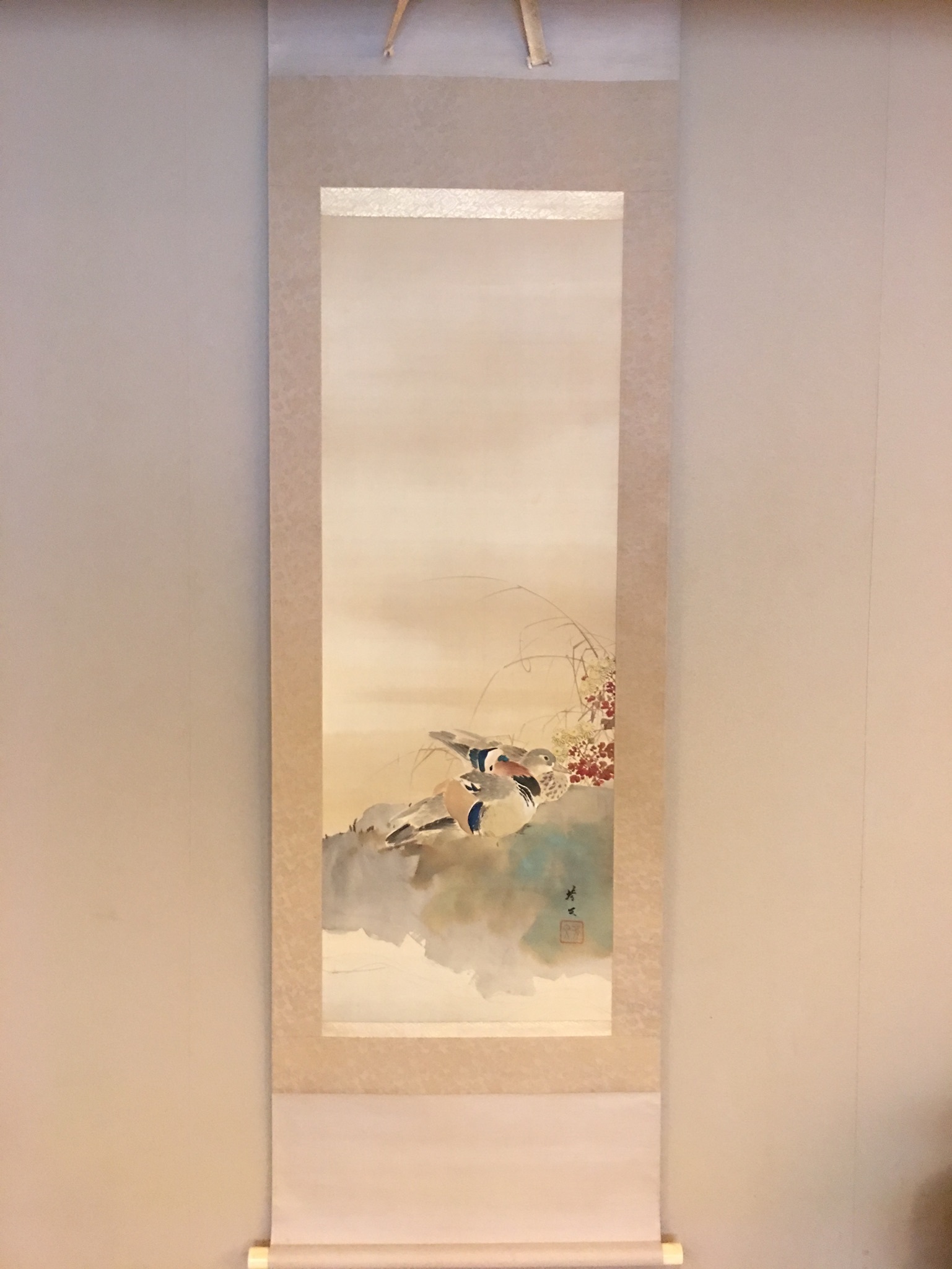 掛軸日本画 膅畝 鴛鴦の図 梅の蕾と南天におしどりの図-